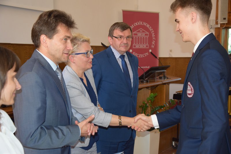KO_Szczecin's tweet photo. #29maja #Maturzyści z "Trzynastki" odebrali świadectwa ukończenia szkoły. W uroczystości wzięła udział #kurator Magdalena #Zarębska – #Kulesza. Nagrody uczniom wręczył #wiceminister edukacji Maciej #Kopeć. #LO13 jest najlepszym #liceum wg rankingu @PerspektywyPL
@MEN_GOV_PL https://t.co/164qKdBsXJ