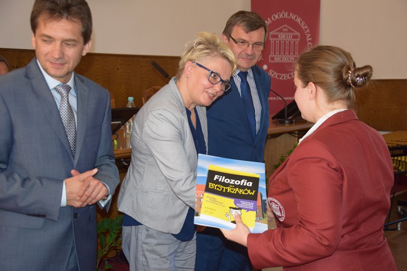 KO_Szczecin's tweet photo. #29maja #Maturzyści z "Trzynastki" odebrali świadectwa ukończenia szkoły. W uroczystości wzięła udział #kurator Magdalena #Zarębska – #Kulesza. Nagrody uczniom wręczył #wiceminister edukacji Maciej #Kopeć. #LO13 jest najlepszym #liceum wg rankingu @PerspektywyPL
@MEN_GOV_PL https://t.co/164qKdBsXJ