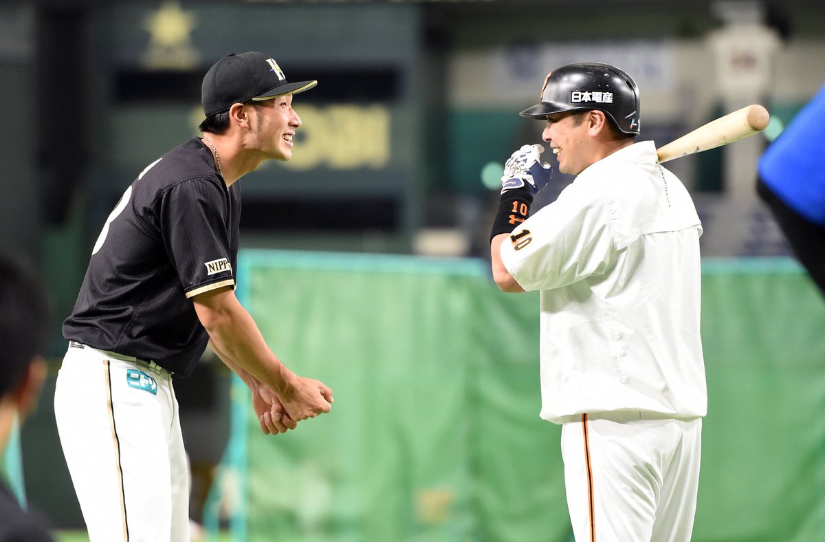 試合前練習写真】#阿部慎之助 は打撃投手を務め、#大田泰示 と笑顔で