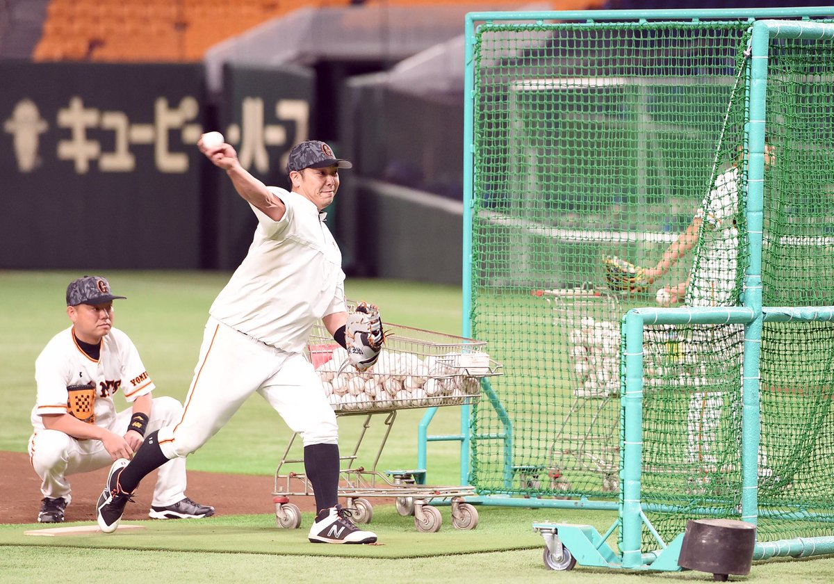 試合前練習写真】#阿部慎之助 は打撃投手を務め、#大田泰示 と笑顔で