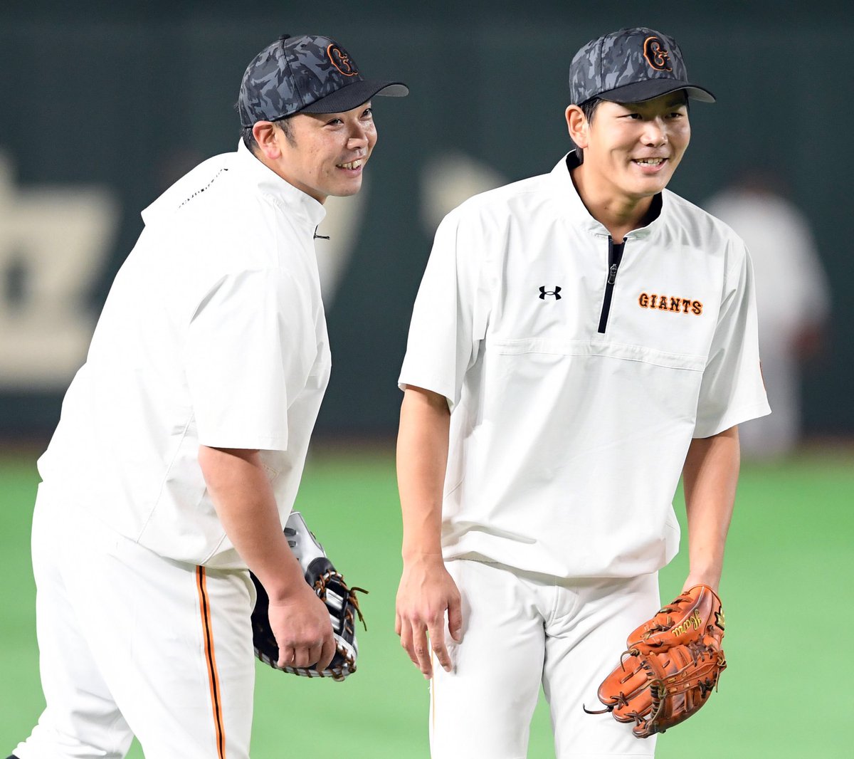 試合前練習写真】#阿部慎之助 は打撃投手を務め、#大田泰示 と笑顔で