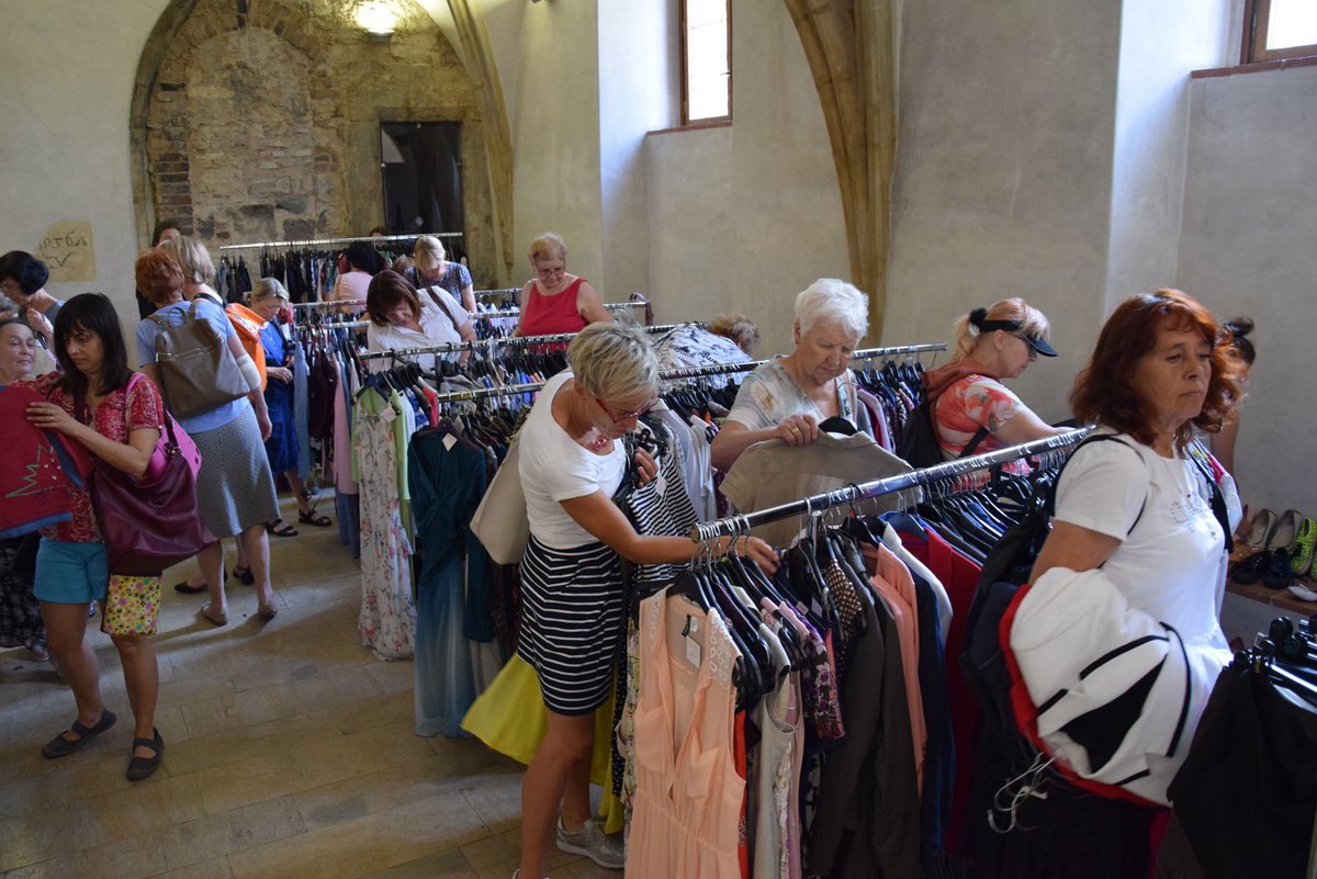 DomovSueRyder's tweet photo. Pondělní Ryderˇs bazar našich dobročinných obchodů přinesl kásných 155.555 Kč. Je to nádherná suma. Gratulujeme a děkujeme všem, kteří nakoupili a přispěli tak na péči o seniory. https://t.co/ZCe7rV0hQg
