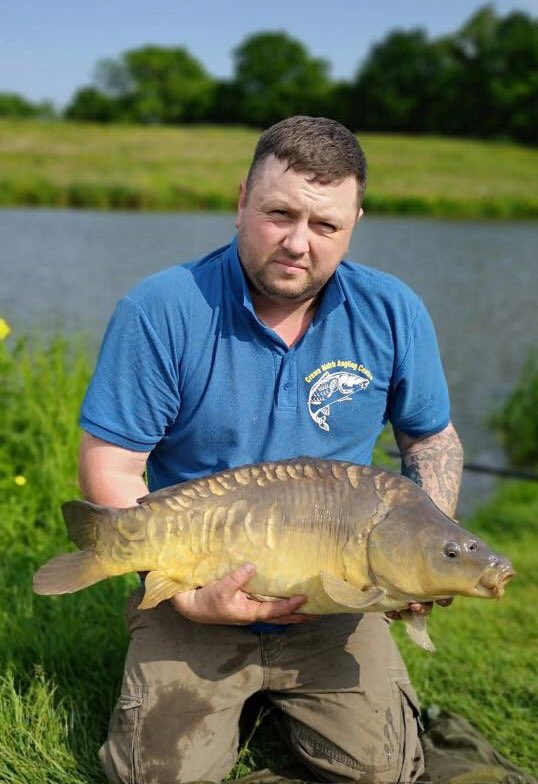 AbilityTackle's tweet photo. CATCH REPORT 
Team member Pj Rutter
landed a nice looking 21.6lb mirror and was a small mirror around 10lb I have been very impressed with the ability size 6 curve quality and sharpness of the ability hooks. #abilitytackle #abilitycurve #CarpFishing #carpfishinguk https://t.co/UU6EDnSnJY