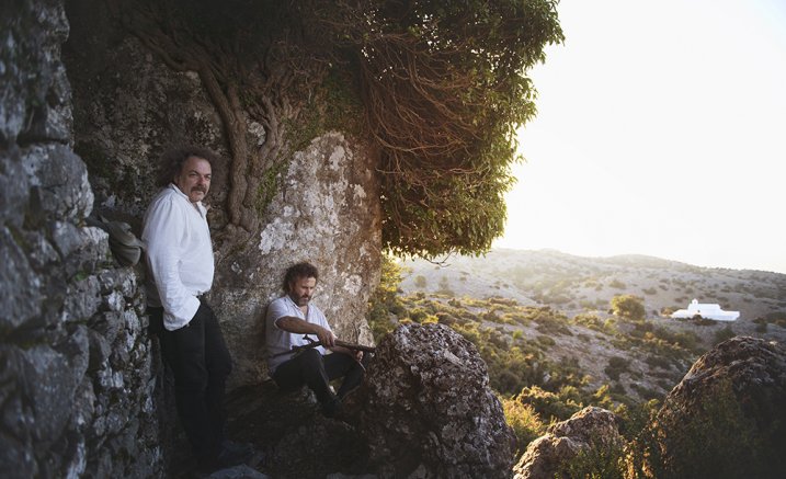 DoubleJRadio's tweet photo. Tonight on #FatPlanet, Jim White from the visionary duo @xylouriswhite drops in to chat to @stuartbuchanan ahead of their #VividLIVE gig. Plus, we'll hear more from Tuareg guitarist and songwriter @BombinoOfficial's new album. Join us from 8pm AEST: https://t.co/BvGOBoU6hO https://t.co/cTLvnXdrAI
