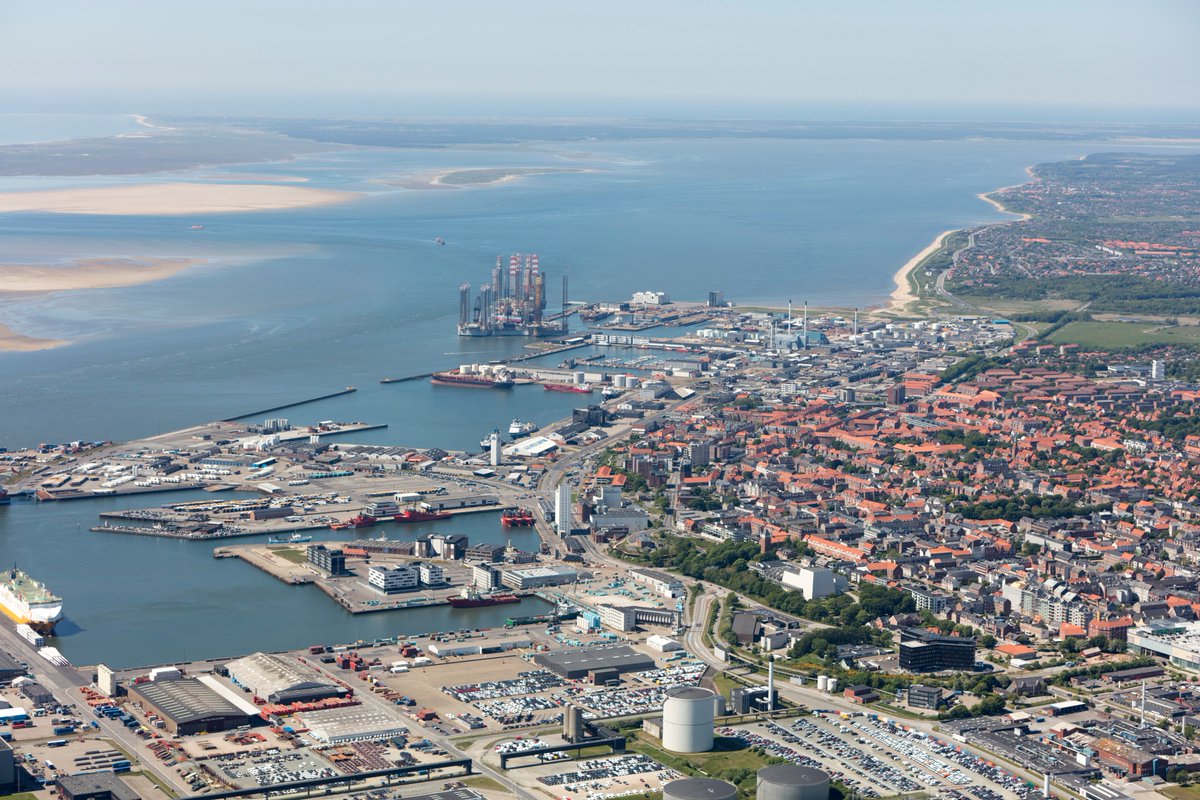 DanskeHavne's tweet photo. Danske Havne søger to politiske konsulenter med transportpolitisk interesse og solide fagkundskaber. Vil du være med til at sætte den transportpolitiske dagsorden i en spændende brancheorganisation, så læs mere her: https://t.co/4ydV5xrNU8 #dktrp #blaadk https://t.co/JBBgP4pTvn