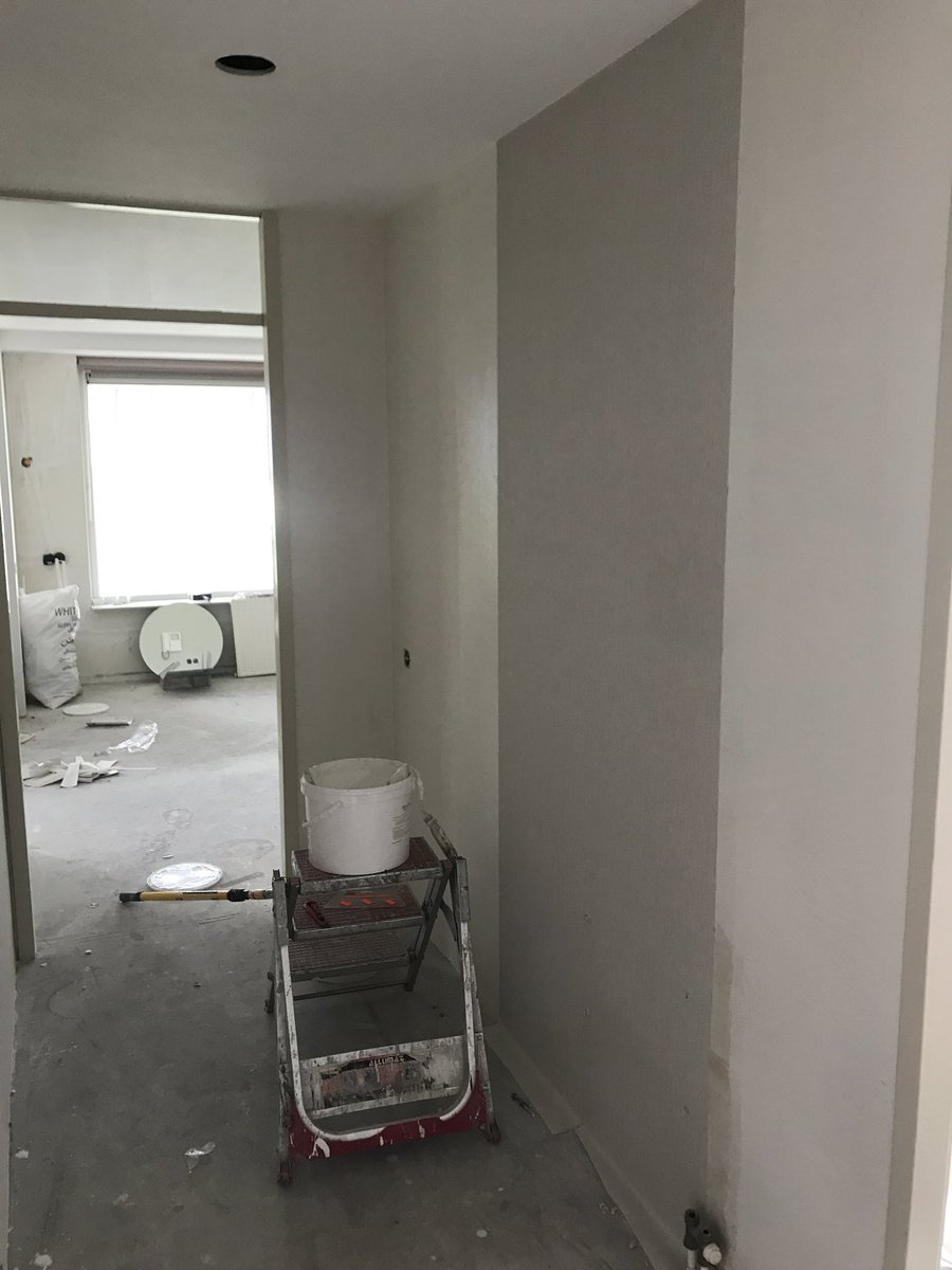 Na de verbouwing van de keuken en badkamer kunnen wij weer verder met behangen 💪🏼