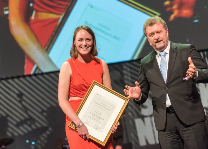 bdkom's tweet photo. Letztes Jahr hat Meike Ostermeier den #Nachwuchsförderpreis mit ihrer hochinteressanten Abschlussarbeit gewonnen.
Wir sind gespannt über die thematische Vielfalt der diesjährigen Einreichungen. Einsendeschluss ist der 18. Juni! https://t.co/jY5ZONaUDi
#BdP #PRNachwuchs https://t.co/7frhCYxcB1