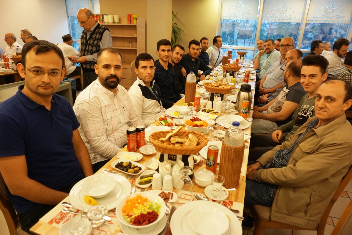 gozdekutu's tweet photo. Bereketli Ramazan ayında çalışma arkadaşlarımızla ve müşterilerimizle birlikte iftar sofrasında buluştuk.
#Ramazan #iftar #kutu #matbaa #saafidoner https://t.co/zWbqcldcvo