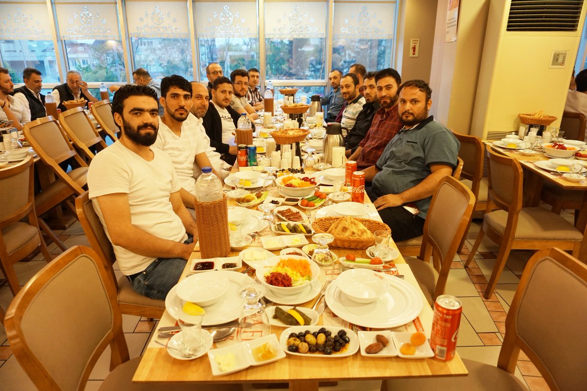 gozdekutu's tweet photo. Bereketli Ramazan ayında çalışma arkadaşlarımızla ve müşterilerimizle birlikte iftar sofrasında buluştuk.
#Ramazan #iftar #kutu #matbaa #saafidoner https://t.co/zWbqcldcvo