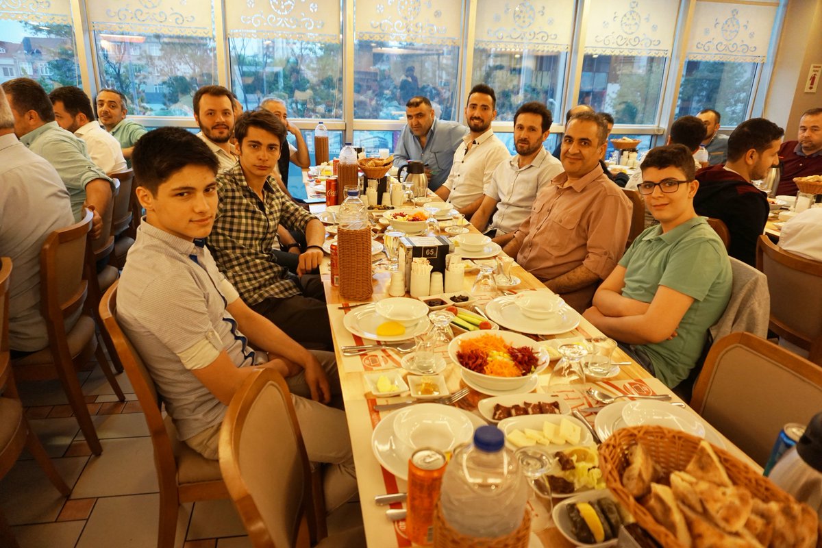 gozdekutu's tweet photo. Bereketli Ramazan ayında çalışma arkadaşlarımızla ve müşterilerimizle birlikte iftar sofrasında buluştuk.
#Ramazan #iftar #kutu #matbaa #saafidoner https://t.co/zWbqcldcvo