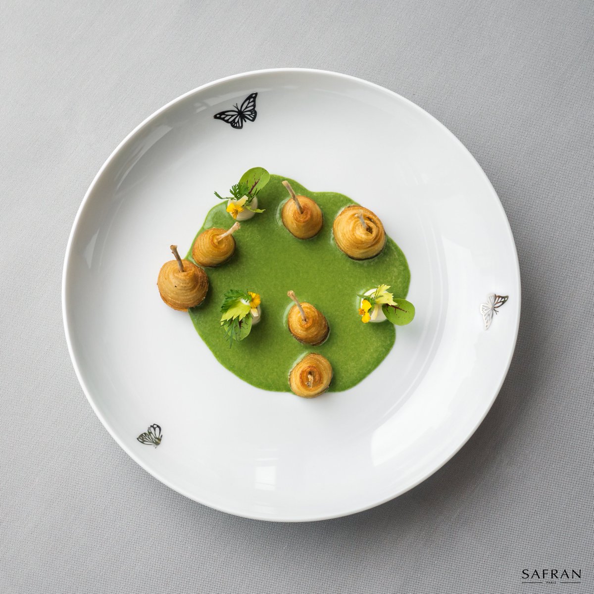 Safran_Paris's tweet photo. Focus on one of the 45 plate models from the private "Papillons" collection 
signed with Chef Fabrice Vulin. 

Fabrice Vulin - Tasting Room - City of Dreams Macao

#SafranParis #private #collection #chef #gastronomy #michelinstar #food  #restaurant #TastingRoom #foodart #cuisine https://t.co/Q8pTTnWyLe