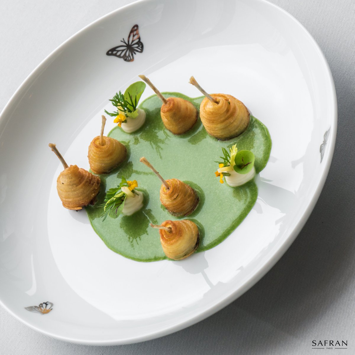 Safran_Paris's tweet photo. Focus on one of the 45 plate models from the private "Papillons" collection 
signed with Chef Fabrice Vulin. 

Fabrice Vulin - Tasting Room - City of Dreams Macao

#SafranParis #private #collection #chef #gastronomy #michelinstar #food  #restaurant #TastingRoom #foodart #cuisine https://t.co/Q8pTTnWyLe