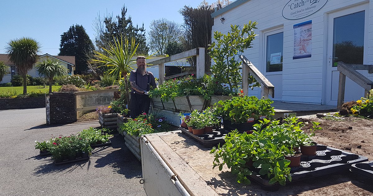 Parkdeanresorts's tweet photo. Ever wondered what it takes to keep our #UKholiday parks looking so #beautiful? Here's a sneak peak of Jody, the head gardener at White Acres Holiday Park, hard at work! 

#WaterAFlowerDay #BehindTheScenes https://t.co/OqFTxakLGQ
