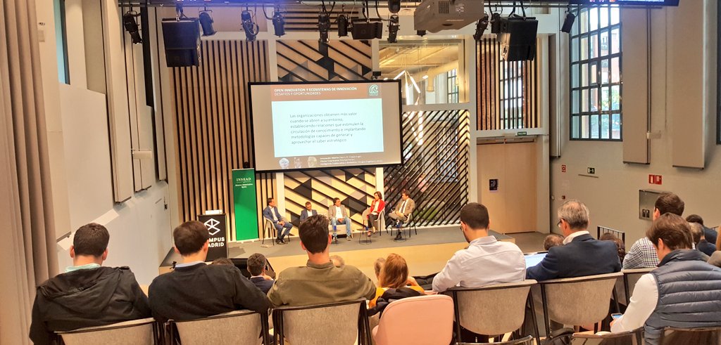 MarSaavedra_'s tweet photo. "Las organizaciones obtienen más valor cuando se abren a su entorno, estableciendo relaciones que estimulen la circulación del conocimiento e implementando metodologías que generen y aprovechen el saber estratégico" #CVSummitDay #openinnovation https://t.co/j55Gt1kd3J