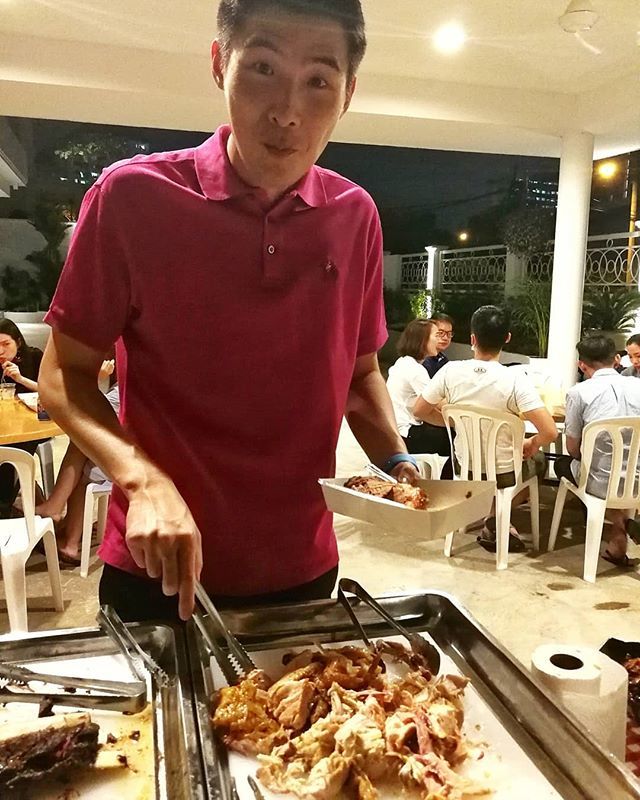 andysbbqsauce's tweet photo. You'd be smiling too if you were fixing to dig in to some freshly smoked whole chicken. Low and slow, Texas-Style, that's how we do it. Wherever you need us, that's where we serve it. Whatsapp 010-232-0411 for catering, delivery or pickup.
#bbq #texasbb… https://t.co/YoZnkqhJCD https://t.co/Aa1KBOnHTm