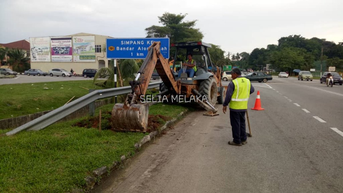 SSSSB_Melaka's tweet photo. #Ramadhan 14
30.5.2018

Lokasi seperti thread ☝️
@JKRAlorGajah

#TeamSelia bina scupper drain di lokasi ini

Elak air bertakung berulang

Kali ini jentera diguna

《Bebas Halangan, Lebih Selamat》

#ZeroPonding sasaran kami

#SeliaGroup #ZonSelatan #MelakaBerWibawa https://t.co/dmtf8rqtsJ