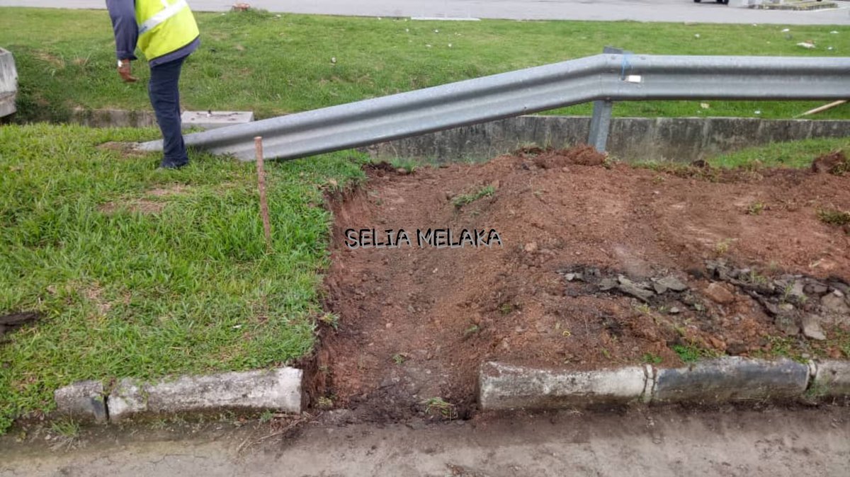 SSSSB_Melaka's tweet photo. #Ramadhan 14
30.5.2018

Lokasi seperti thread ☝️
@JKRAlorGajah

#TeamSelia bina scupper drain di lokasi ini

Elak air bertakung berulang

Kali ini jentera diguna

《Bebas Halangan, Lebih Selamat》

#ZeroPonding sasaran kami

#SeliaGroup #ZonSelatan #MelakaBerWibawa https://t.co/dmtf8rqtsJ