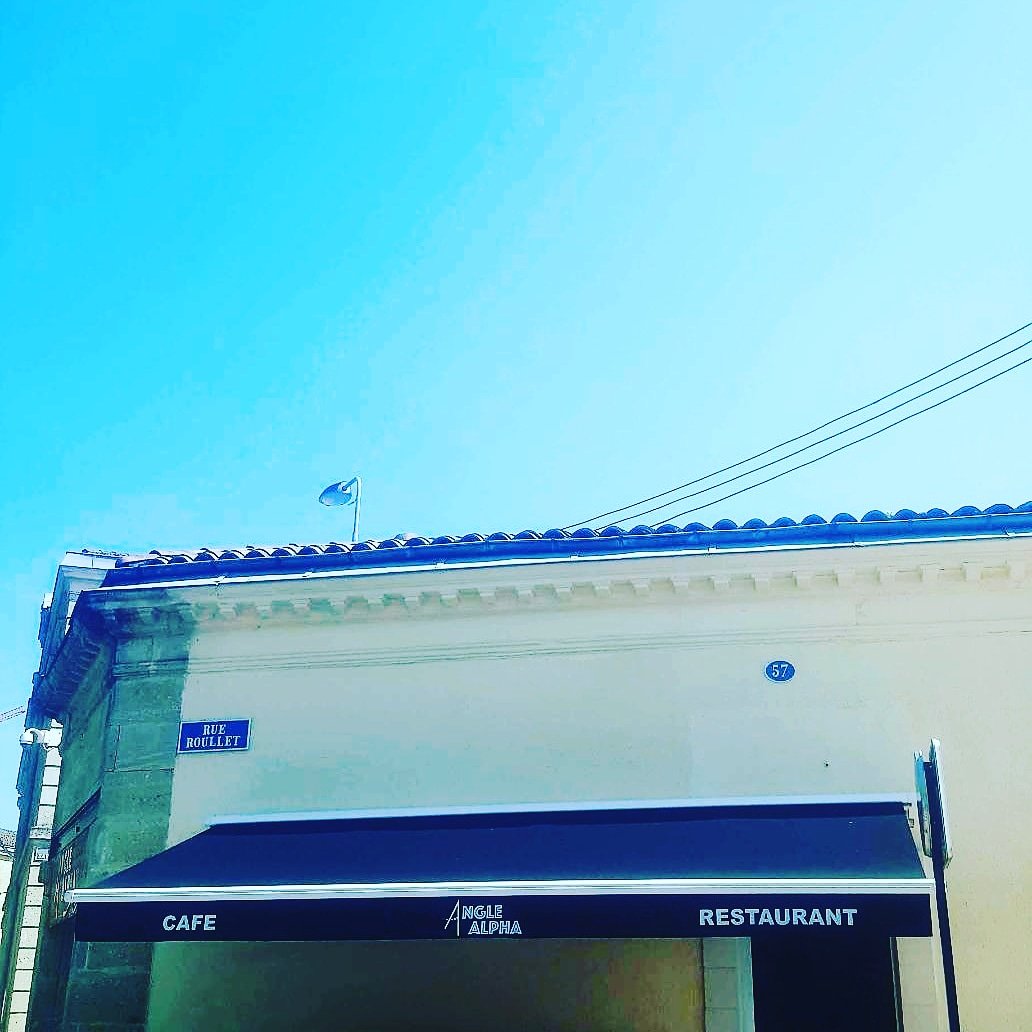 abribaie's tweet photo. au #soleil spus la #pluie restez à l'abri #bâtiments #store #terrasse #Bordeaux https://t.co/lTOVoREndb