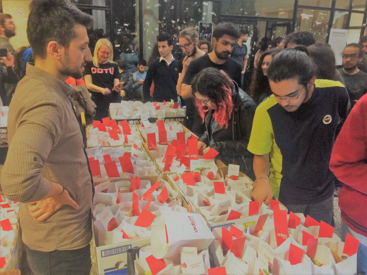adimodtu's tweet photo. Final haftasında kütüphanede sabahlayan öğrencilerimize sandviç paketi, meyve ve filtre kahve ikram ettik. Tüm öğrencilerimize final sınavlarında başarılar diliyoruz. https://t.co/Jblhd4pRMl https://t.co/yce1KuVJKN