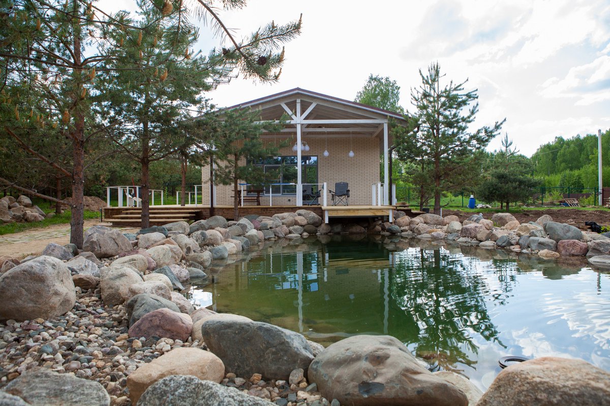 Жить на природе, дышать природой, быть ближе к природе - вот главные стремления и ценности наших любимых клиентов. Мы стараемся дать вам самое лучшее - здоровый и комфортный климат в вашем доме. А вот и еще один прекрасный уютный дом на лоне природе с деревянными окнами.