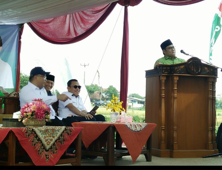 Riza51895267's tweet photo. Panglima santri &amp; Panglima Desa melakukan Safari Ramadan #JelajahDesa2018 di desa-desa di Jawa Barat. Smoga berkah  dan berjalan lancar..
@jokowi
@CakimiNOW
@EkoSandjojo
@AgussugANUGROHO
@tppindonesia https://t.co/lUrhJSh02D