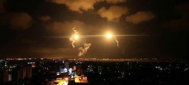 shahra_dz's tweet photo. عالم عربي يحترق وشعوب نازحة بالملايين وطائرات الصهاينة تعربد وتقصف فوق غزة وشاشات تلفزيوناتنة تغص  ببرامج الطبخ والمسلسلات والرقص !! 
لك الله ياغزة الصمود ✌🇵🇸✌
#غزة_تحت_القصف https://t.co/reKBYCJo9j