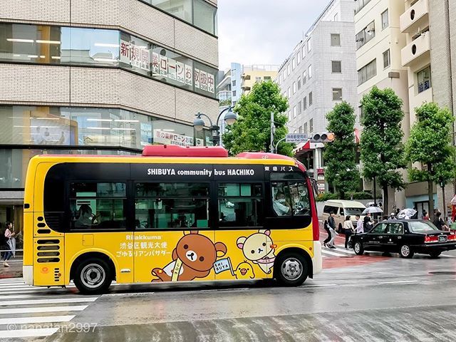 nanatan2997's tweet photo. 雨が降り始めました!
#rilakkuma #リラックマ #ハチ公バス #hachikobus #shibuyacommunitybus https://t.co/a46zFUFPt1 https://t.co/JgTtiW5kwz