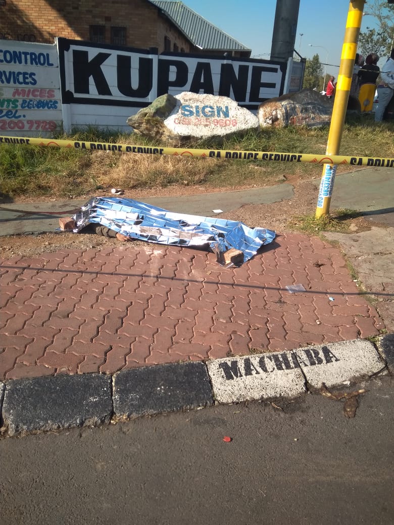 jozifm's tweet photo. A woman in her late 30's has been shot and killed allegedly by her ex-boyfriend who pulled her out of a taxi along Elias Motsoaledi road in Mofolo this morning, the deceased's brother was also shot and injured. M.M https://t.co/AYQblG23bs