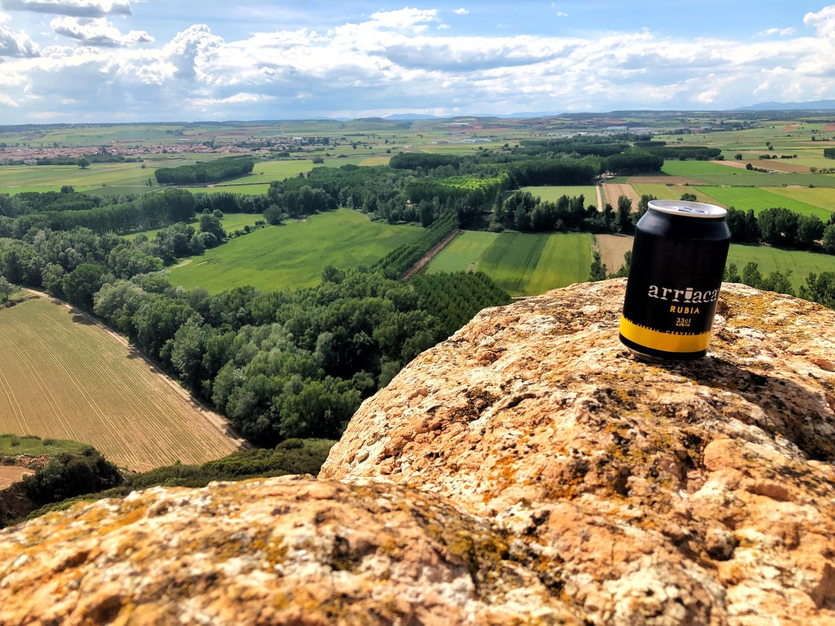 CervezasArriaca's tweet photo. 📸 Esto es Campiña de #Guadalajara. Vista de la peña la Mira. Paz absoluta.
👉 Al fondo a la izquierda, #YunqueradeHenares. Bajo las rocas, entre los árboles, discurre el cauce del río Henares. https://t.co/VHnVW6z3bI