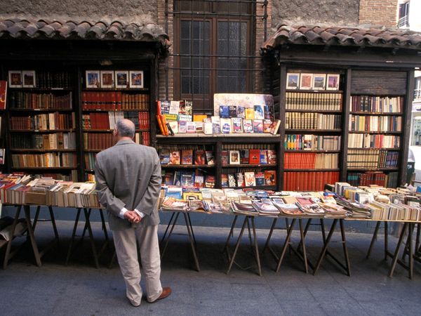 TtMadridTEFL's tweet photo. The #book fair in #Madrid just started. Its a great place to meet the most prominent writers in Madrid while you have a nice walk around the "#Retiro Park". #ILoveYouMadrid. 
https://t.co/Mw3PEgCk4S https://t.co/RduZbpEq3G