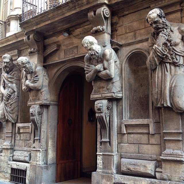 Milanoguida's tweet photo. La Casa degli #Omenoni, che in dialetto significa “grandi uomini” e che descrive gli otto talamoni della facciata, fu dimora di Leone Leoni nel '500.
#Milano #ville #palazzi https://t.co/DT53OdTtLY