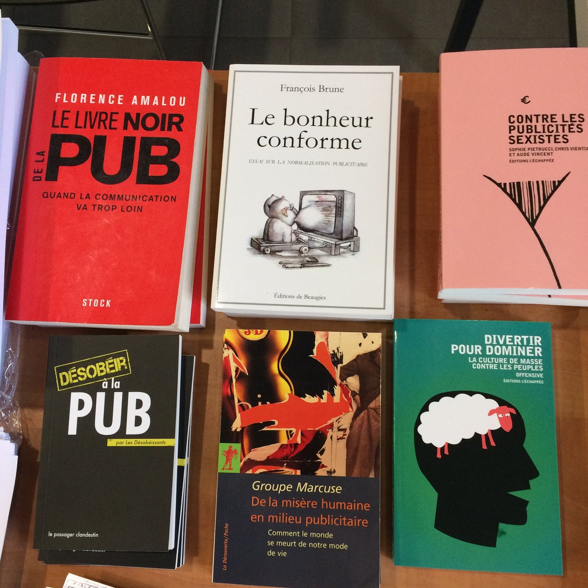 ComWBorders's tweet photo. Quelques ouvrages de références sur la critique des médias et de la pub proposés à la lecture à colloque @_sp_im #ColloqueSPIM https://t.co/iSJlPpGQKf