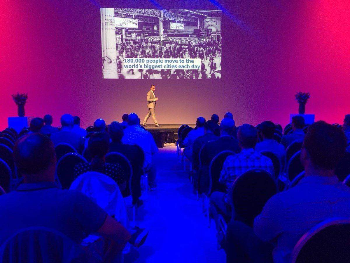 SecuritasVito's tweet photo. "Cars... the new smartphone?"
@WimBisschops over de nieuwste trends en tendenzen binnen ICT het voorbije jaar op de @VITObelgium-raamcontractdag van @Securitas_BE. #vrcd18 https://t.co/3iUYsd1y4X