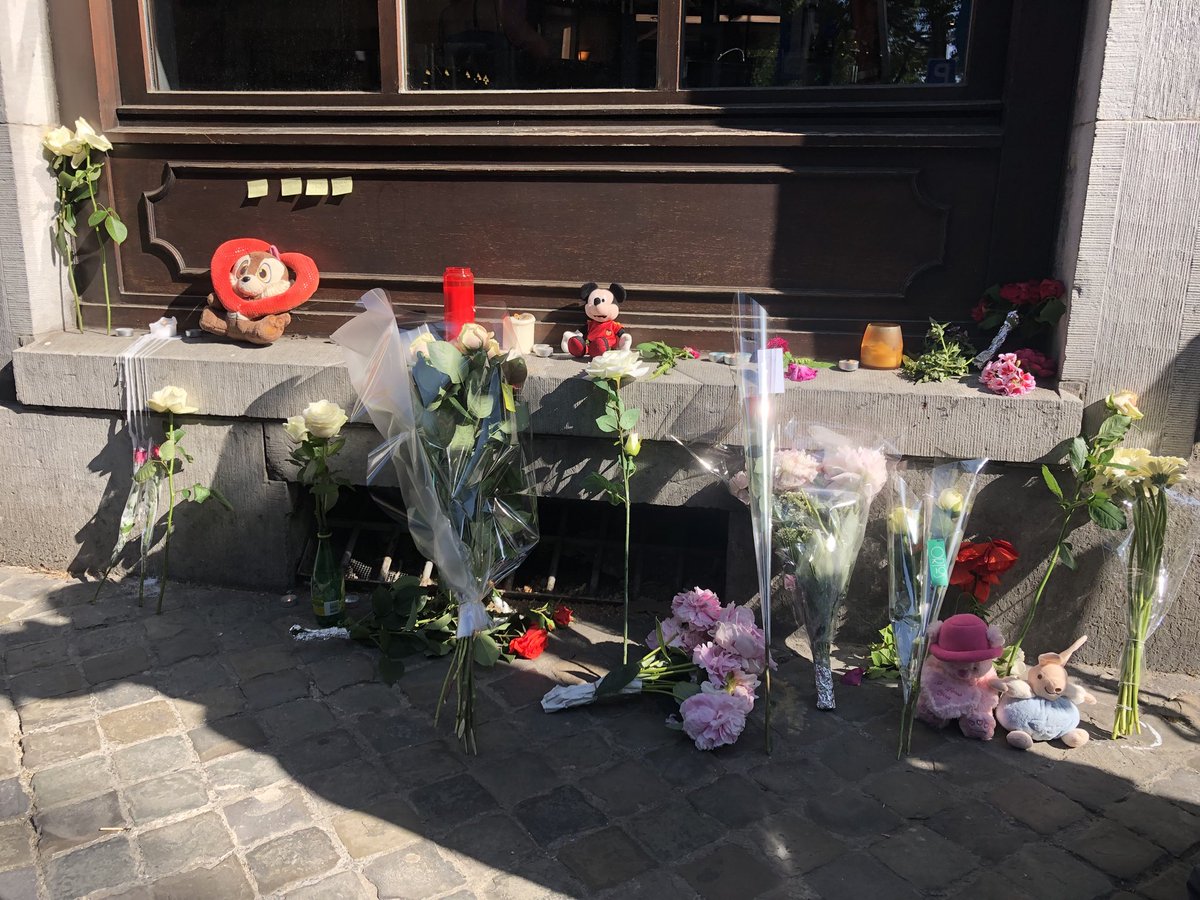AnneKruijsen's tweet photo. Bloemen bij de plek waar gisteren twee agenten en een 22-jarige voorbijganger om het leven kwamen bij een aanslag @HartvNL #hvnl #Liegeshooting https://t.co/QD7LvXn44A