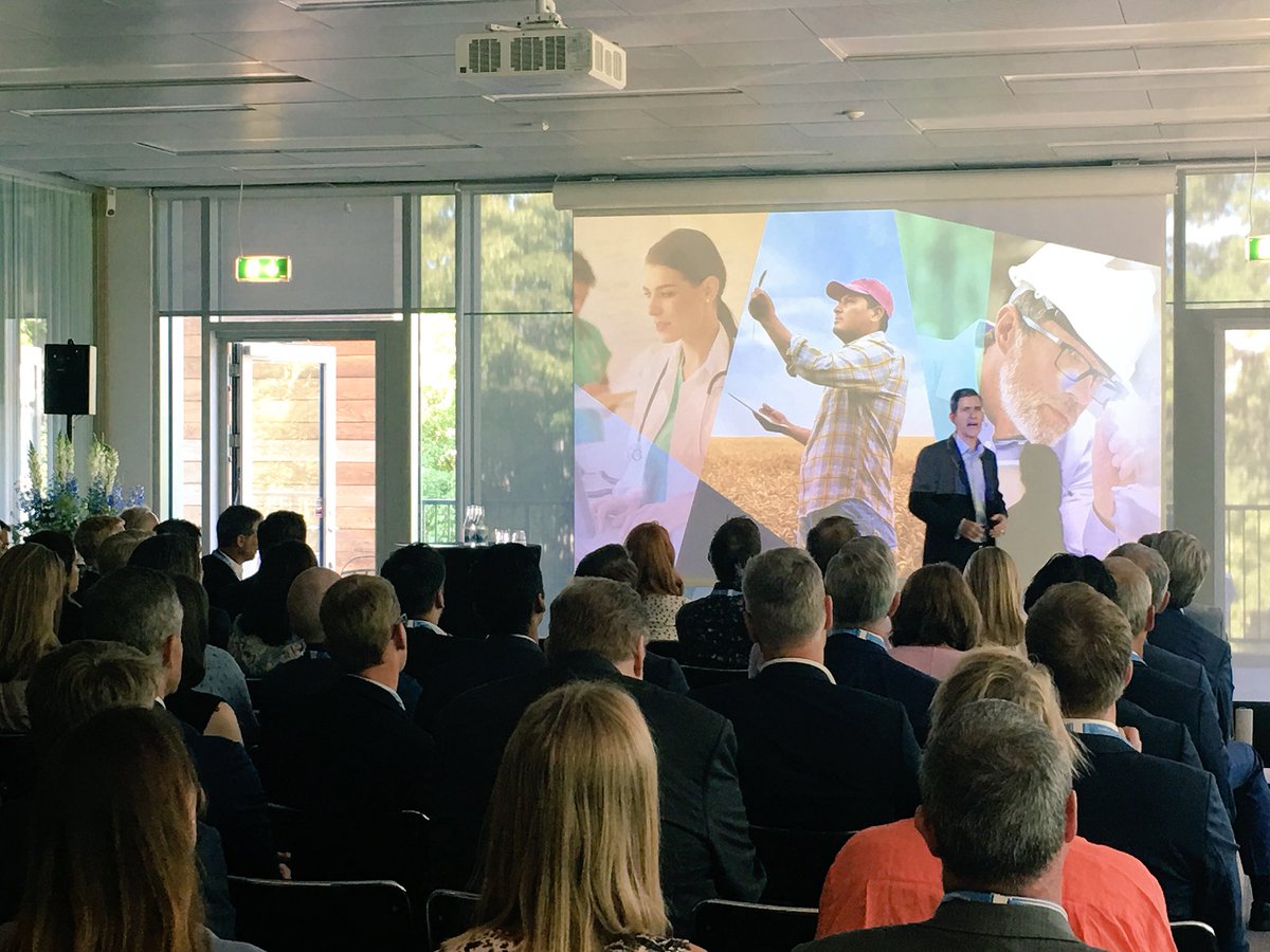 ybjur's tweet photo. As analytics evolve from a force that helps organizations to a force that drives them, we are seeing the dawn of an Analytics Economy @RussCobb1 #sasbf18 https://t.co/yqdmQpqnrk