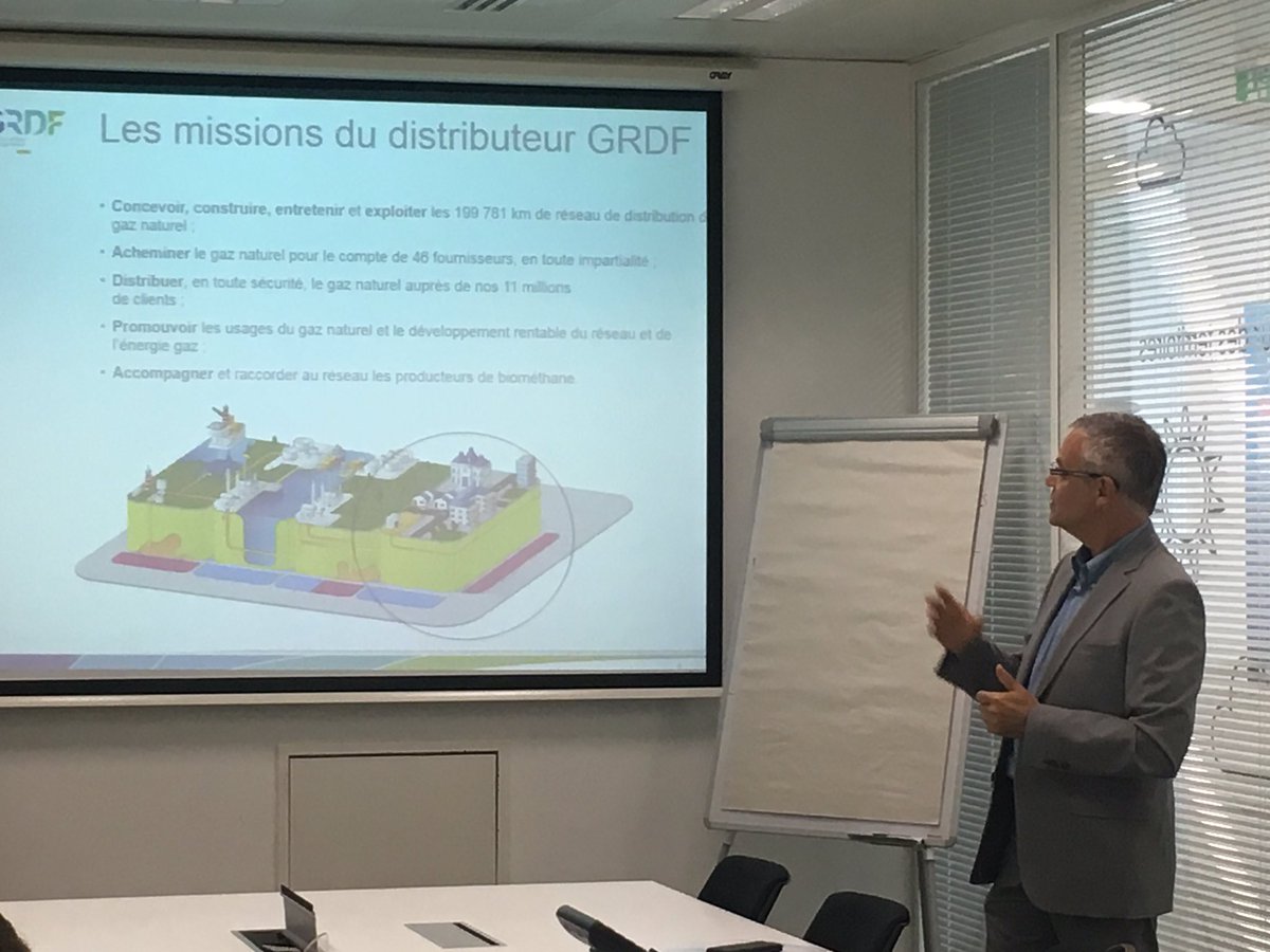 Présentation de nos projets #GRDFNO par notre directeur <a href="/jmilasserre/">Jean-Michel Lasserre</a> en Reunion Réseau Hauts de France Mobility Engie <a href="/EmilieViaud/">Emilie Viaud</a> <a href="/GimonnetMP/">Marie-Pierre Gimonnet</a>