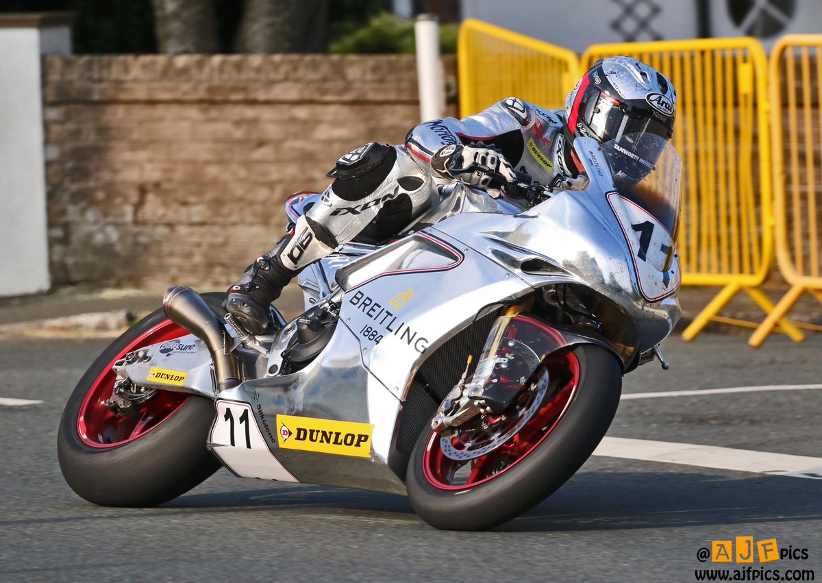AJFPics's tweet photo. @JoshBrookes through Whitegates last night. The noise out of that pipe 👍👌🏼@norton_ceo @iom_tt @WhyArai https://t.co/RVlT2xoCBD