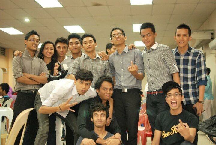 iSyafiqKyle's tweet photo. Haha! Dapat gambar ni. Waktu sem 1 UiTM Lendu, Kolej Nadim (nama baru Jebat). MC110 Mass Comm! Good old daysssss! https://t.co/uhSAbH2kUI
