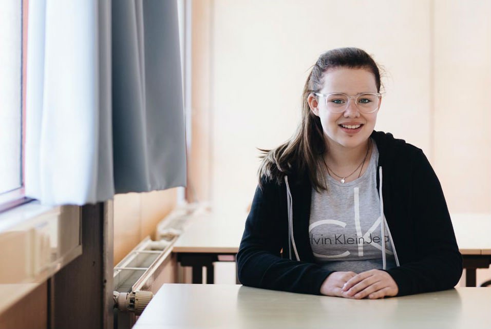 govmbo's tweet photo. De laatste examens zijn in volle gang. Kim van het Elde College in Schijndel heeft zich goed voorbereid. "Ik heb oefentoetsen gemaakt, samenvattingen gekeken en gelezen en heb begrippen geleerd. Zenuwen? Tijdens leren niet, maar eenmaal op school wel." #examens https://t.co/Ssq32IKqFT