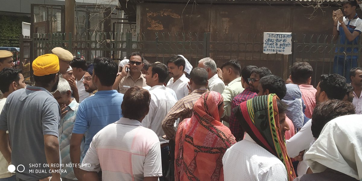 Vipulkalraa's tweet photo. DDA आपके अंदर नहीं आता लेकिन SDM तो आता हैं @ArvindKejriwal जी । 
लगातार #DDA or #SDM #Newpatelnagar के निवासियों को आकर धमका रहें हैं, तुम्हारे घर तोड़ देंगे । 
सर यह भारत हैं तालिबान नहीं,
एक रहेजा बिल्डर को फ़ायदा देने के लिए पहले ही 600 झुग्गियाँ टूट चुकी है अब और 250 घर नहीं https://t.co/NoGhSbcDru