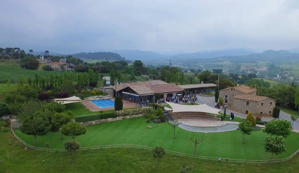Drones_Company's tweet photo. 👰🤵Boda bajo nubes pero con mucho amor en Cal Puntes #Gironella con la delicadeza de @cotofilms. Una delicia! Más bodas 👉 https://t.co/IObaS5o5j9 https://t.co/h5V45ife7D