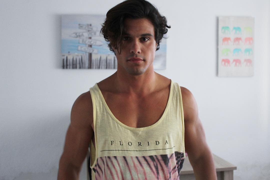 1. Cara salada 🍿
2. Marca de neopreno 🏄🏾‍♂️
3. Sol en la piel 🌴 
4. I’m happy 😁
•
#tanned #models #florida #bikini #singer #fitnessmodel #summertime #water #ocean #sunshine #miami #beachlife #playa #musician