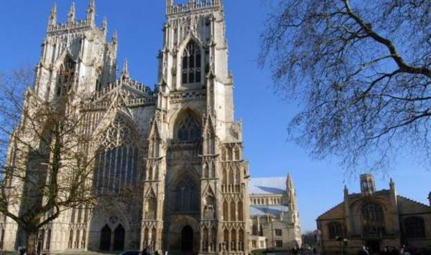 York Minster School parents want teachers who were suspended over air rifles find back in class "as soon as possible": bbc.in/2L6yPzH