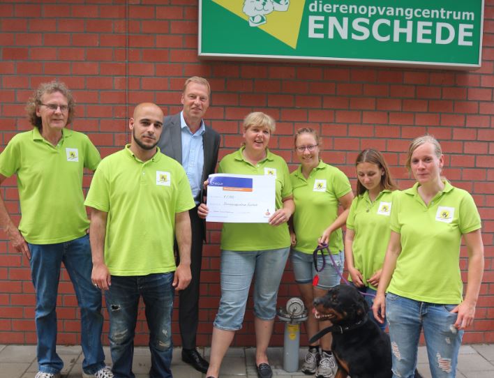 JoepKockmann's tweet photo. Ik ben trots op de winnaar van de #Rabo #Clubkas 2018. @docenschede met ruim 140 vrijwilligers ontvangt een cheque van € 2.000,- van @RabobankEH voor de aanschaf van een digibord voor educatieve projecten. #Gefeliciteerd #Betrokken #Dichtbij https://t.co/iD2xvIeDSi