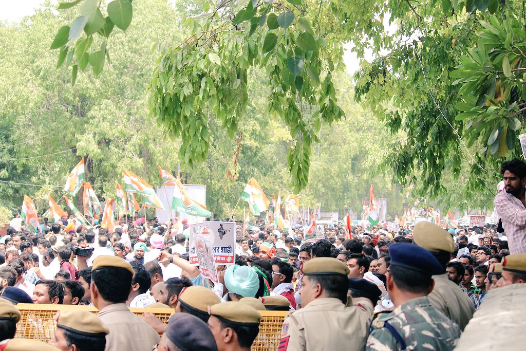 Chiranjeev_INC's tweet photo. युवा कांग्रेस ने ठाना हैं भ्रष्टाचारी और दुराचारी  मोदी सरकार से भारत माँ को बचाना हैं।  #BharatBachao https://t.co/CZ6GJVImn1