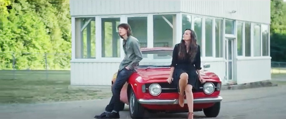 SiteVelotche's tweet photo. intemporel coupé #bertone #alfaromeo ici dans une version #BAL boite à lettre (sa fine ouverture du capot moteur... pour passer une lettre) dans le clip de du groupe #Aliose https://t.co/pLN9YM6rLQ