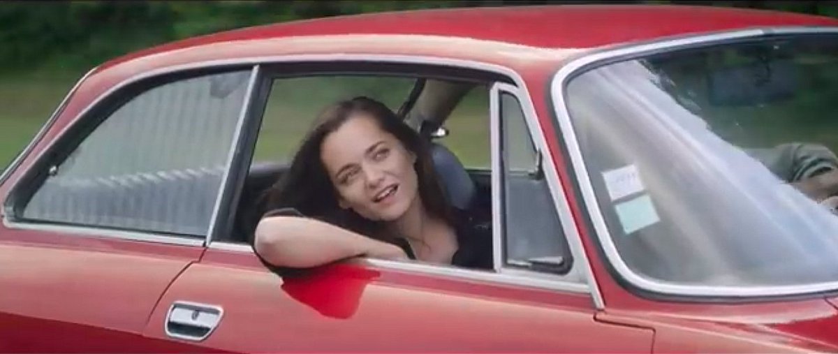 SiteVelotche's tweet photo. intemporel coupé #bertone #alfaromeo ici dans une version #BAL boite à lettre (sa fine ouverture du capot moteur... pour passer une lettre) dans le clip de du groupe #Aliose https://t.co/pLN9YM6rLQ