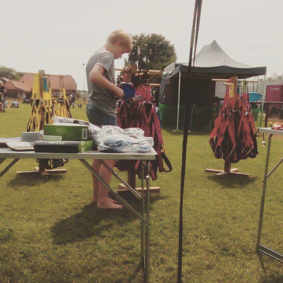 RunwithPride_eu's tweet photo. Onze zoon aan het werk bij de KC in Bemmel. Het ging goed totdat er een paar meiden langs liepen 😂😎
#runwithpride #kleinejongenswordengroot #patser #stand #neewa #neewadogsports #prijzen https://t.co/EqhZ0Vfqx5