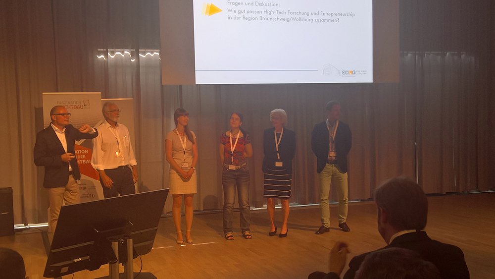 Leichtbau18's tweet photo. Die Gewinner des #HighTech #Accelerator #Ideenwettbewerb Hybrider #Leichtbau präsentieren sich dem Tagungspublikum #Leichtbau18. #OHLF @tuBraunschweig fördert vier junge #Entwickler &amp; #StartUps bei der Weiterentwicklung ihrer Ideen. https://t.co/DWAIE4lBMR