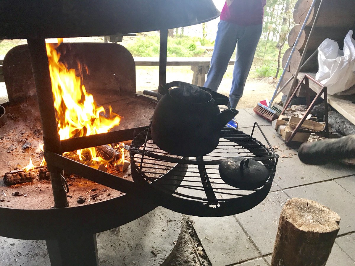 finntour's tweet photo. 森の中で火を起こしヤカンでコーヒーを作りサイマー湖を眺めているだけですが贅沢な時間の使い方をしている気がします。 #saimaalife https://t.co/PHJRnl7Oa8